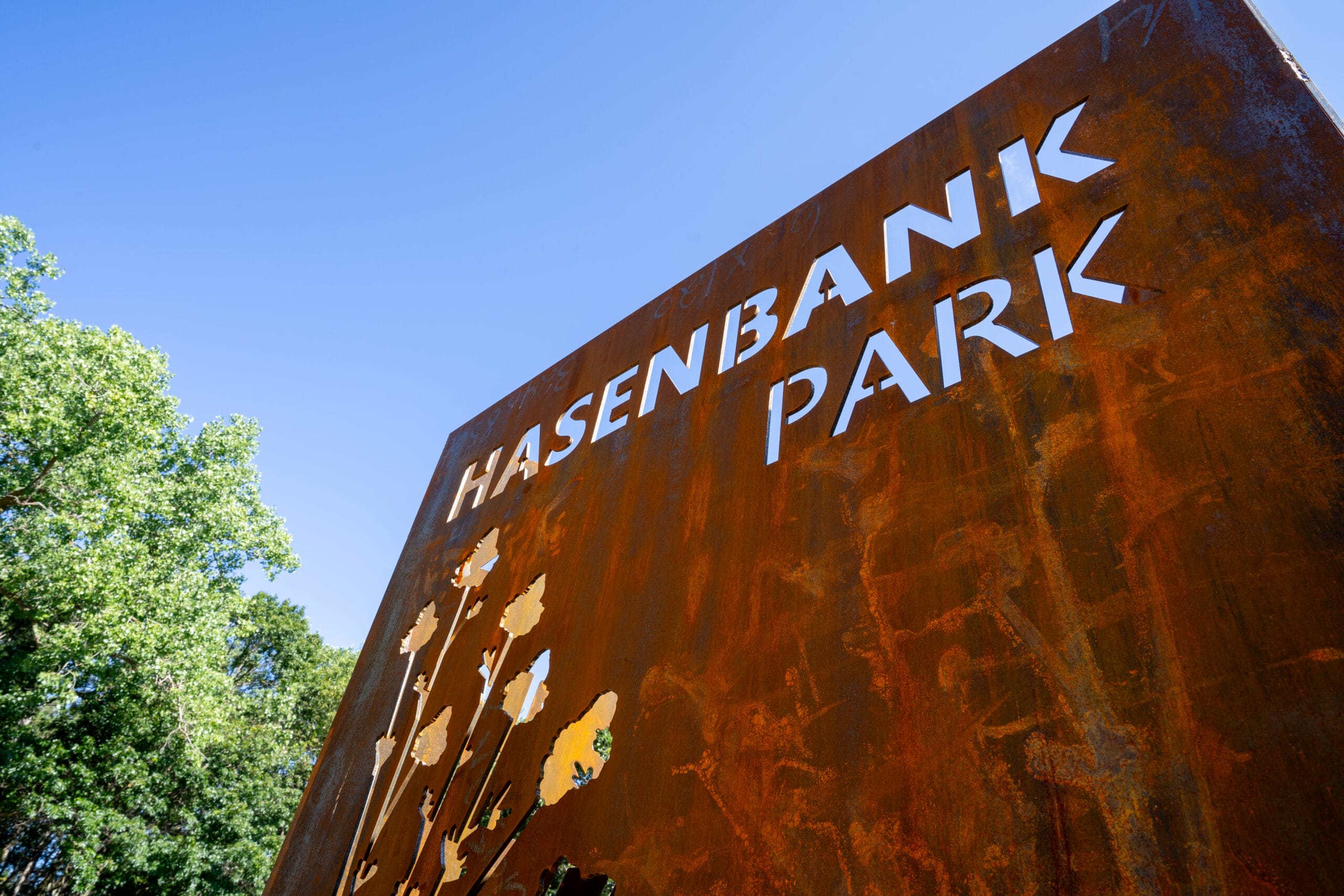 Metal sign with the words Hasenbank Park
